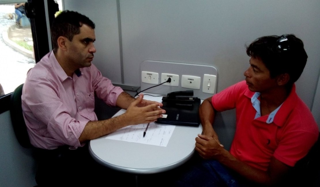 Expresso da Cidadania atende centenas de pessoas no interior