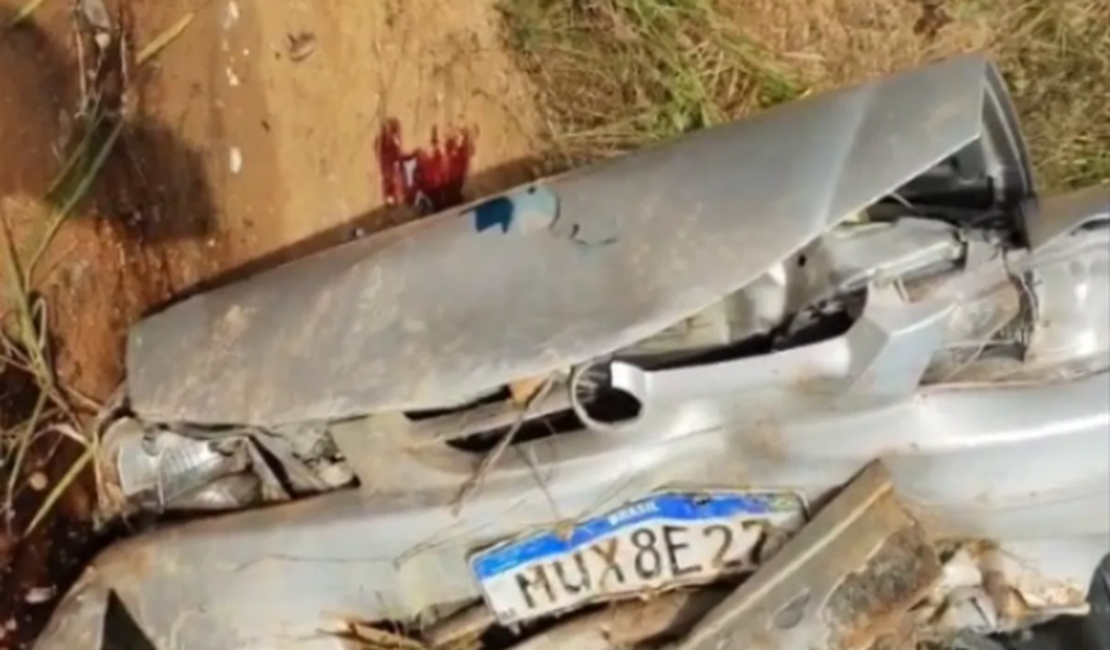 Carro capota e é lançado para o acostamento em Murici; mãe e filhas ficam feridas