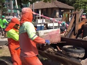 Jangadas inutilizadas são retiradas da orla de Maceió