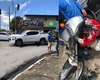 Motociclista fica ferido em colisão com carro e poste no Salvador Lyra, em Maceió