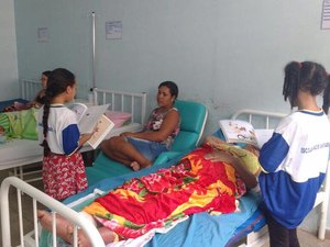 Crianças contam histórias a pacientes de Unidade de Saúde