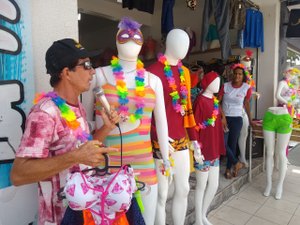 [Vídeo] Para atrair clientes, ritmo de carnaval invade lojas em Arapiraca