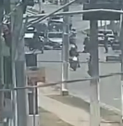 Totem da SSP flagra momento em que carro invade pista e arremessa motociclista em Maceió