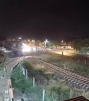 Câmera registra momento que trem atinge carro em SP; motorista fica ferido