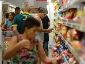 Inflação faz consumidor recorrer ao crédito e eleva o endividamento na capital