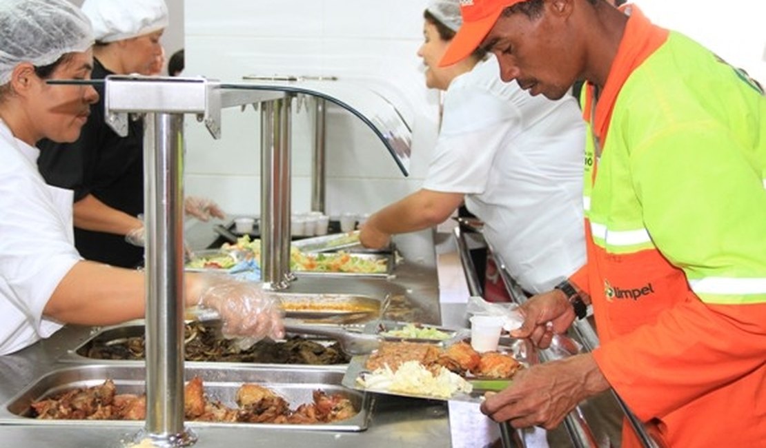 Restaurante popular do Benedito Bentes atende cerca de mil pessoas ao dia