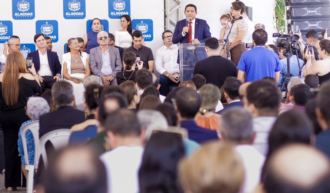 Prefeita Tia Júlia prestigia posse do secretário de Estado Júlio Cezar