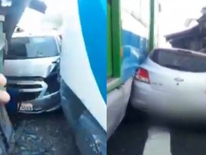 [Vídeo] Carro invade linha férrea e é  imprensado e arrastado por VLT, em Maceió