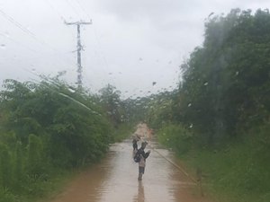 Chuva alaga estradas da zona rural de Maragogi