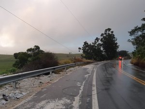 Tombamento de caminhão deixa um morto e outro ferido em São José da Laje