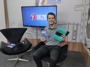 [Vídeo] Após dez anos, professor lança livro de como sobreviveu em alto mar no litoral de Alagoas