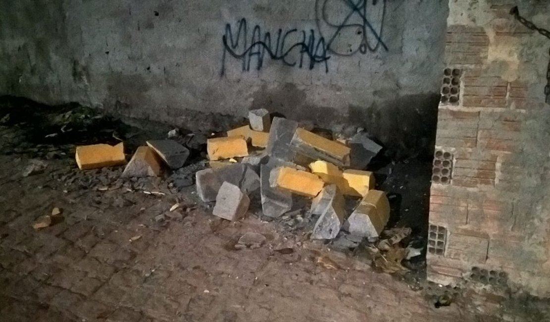 Vândalos retiram sinalização recém-implantada pela prefeitura na parte baixa de Maceió