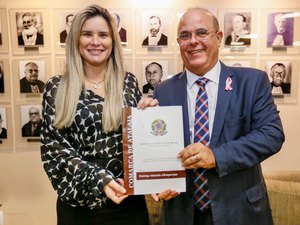 Prefeitura de Atalaia faz doação de imóvel onde funciona fórum da cidade; gestora celebra formalização
