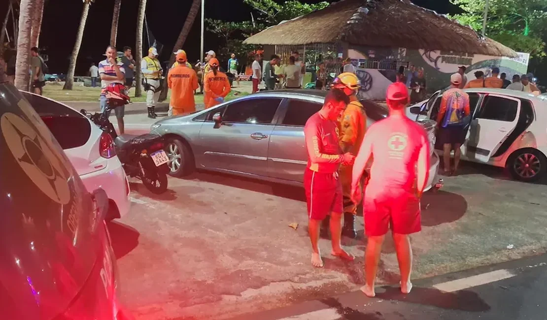 Jangada que fazia transporte de turistas para o 'banho da lua' vira e 13 pessoas são resgatadas