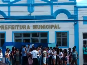 [Vídeo] Estudantes impedem entrada de funcionários na Prefeitura de Pão de Açúcar