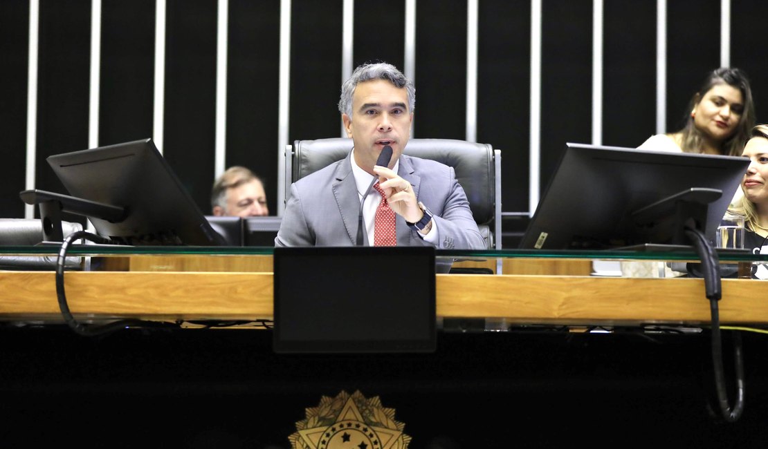 Deputado Rafael Brito é convidado para debate sobre democracia, nos EUA