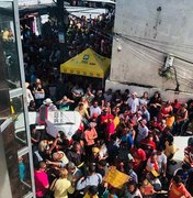 Multidão acompanha na porta Câmara sessão que pode cassar prefeito de Rio Largo