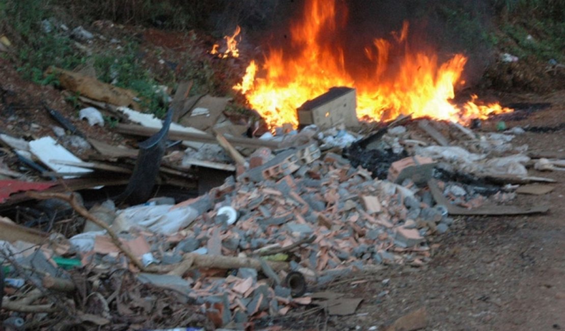 Vídeo registra queima de lixo em área urbana de Arapiraca