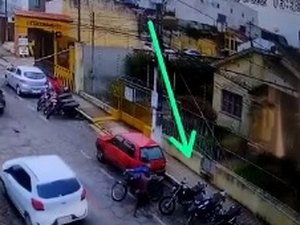 [Vídeo] Imagens mostram ação de criminosos furtando moto no Centro de Arapiraca