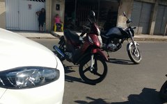 Colisão entre duas motos atinge carro e deixa mulher ferida em Arapiraca
