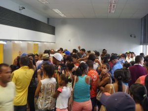 [Vídeo] Moradores esperam quase três horas para serem atendidos em agência superlotada 