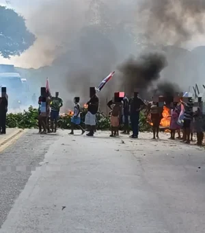 Moradores voltam a protestar na BR-104, em Messias, contra ordem de despejo