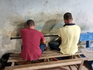 Dupla em atitude suspeita é presa com arma de fogo, em Arapiraca 