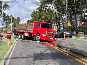 Acidente entre caminhão e carro deixa trânsito lento na orla de Ponta Verde