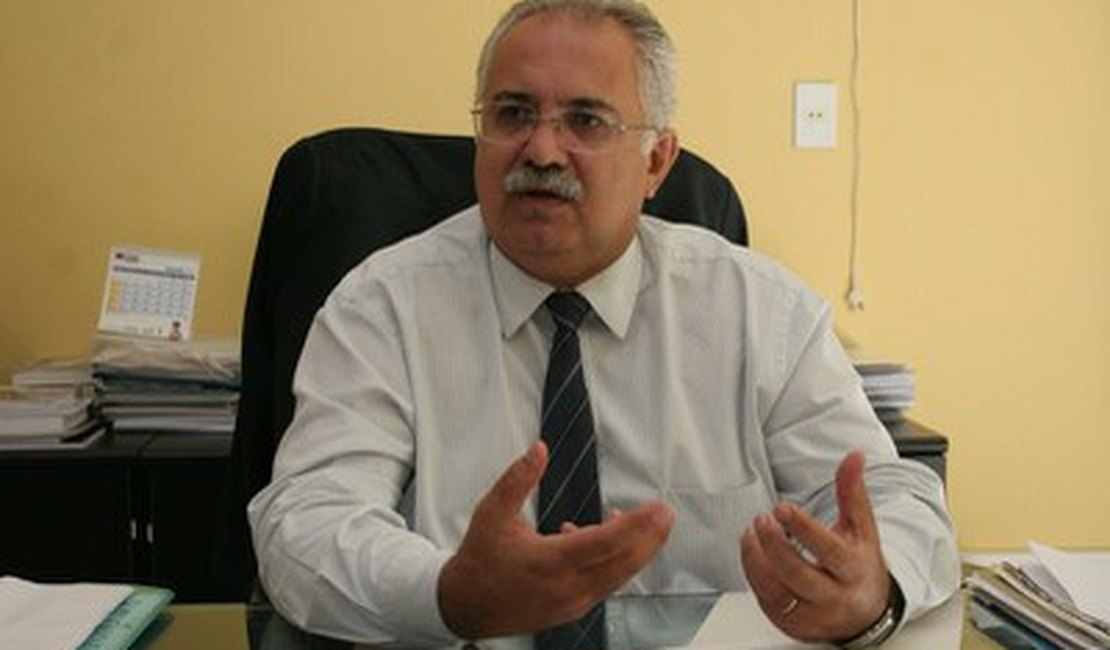 Rogério Teófilo apresenta propostas durante entrevista em rádio