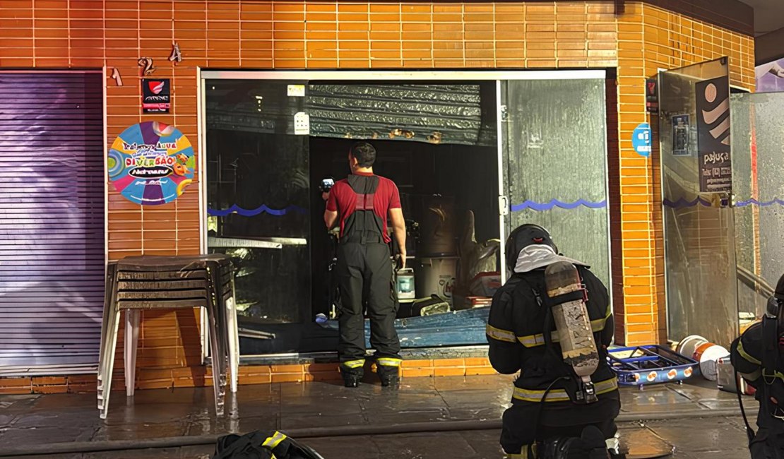 Bombeiros atuam em reignição de incêndio em loja de produtos para piscina