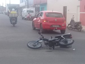 Motociclista não respeita sinalização em cruzamento e colide contra carro