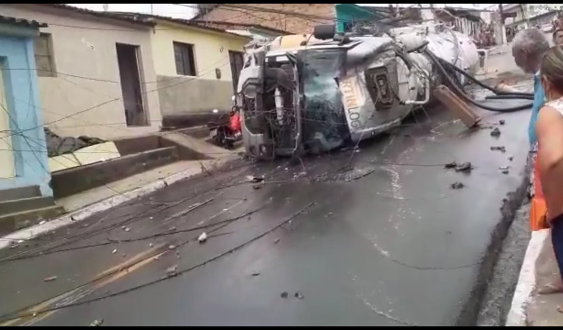 Caminhão tomba e deixa um morto e dois feridos em São Miguel dos Campos
