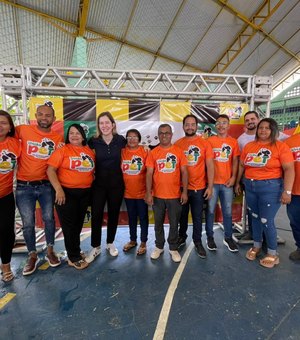 Cibele Moura doa 250 kg de ração e participa do lançamento do programa Pet Solidário em União dos Palmares