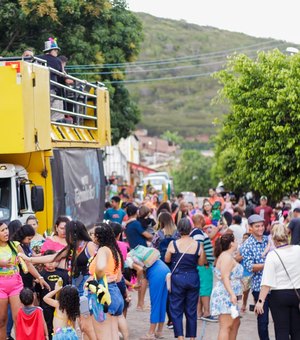 Bloco infantil arrasta criançada pelas ruas de Palmeira ao som de muita música