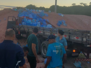 Motorista fica ferido após caminhão com carga de água tombar, em Satuba