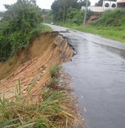 [Vídeo] Asfalto cede e cratera interdita rodovia de acesso à cidade do Pilar