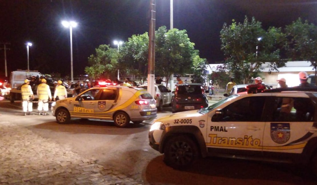 Detran e polícia recolhem veículos no Jacintinho