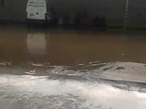 [Vídeo] Chuvas alagam ponto de vans em Arapiraca e causam transtornos para passageiros e motoristas 