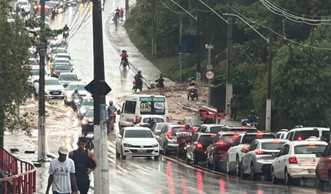 Defesa Civil alerta para possibilidade de deslizamento de terra, em Maceió