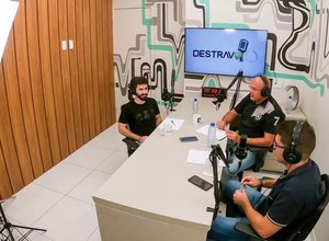 Apresentador alagoano comemora gravação do 50º episódio de podcast