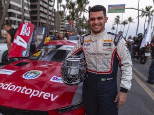 JHC faz passeio com carro da Nascar Brasil pela orla e destaca qualidade das vias da capital