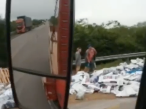 [Vídeo] Carga de ração fica espalhada em rodovia federal após carreta tombar