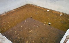 Cisterna abandonada na obra vira foco de doenças
