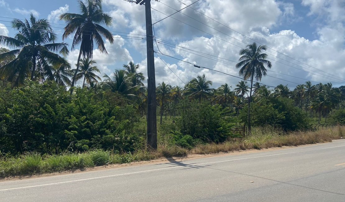 Poste danificado causa perigo na rodovia AL 101 Norte