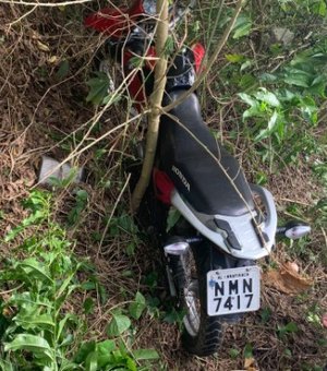 Polícia Militar recupera moto roubada abandonada em matagal