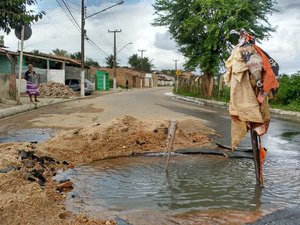 Moradores de Canafístula pedem apoio da Casal para conter vazamento 