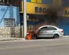 Veículo pega fogo após colidir contra poste no Centro de Delmiro Gouveia