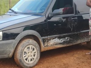 Eletricista é encontrado morto a tiros dentro de carro em Porto Real do Colégio