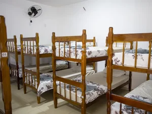 Homem é preso após agredir companheira dentro de casa de passagem em Maceió