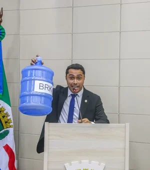 Com galão de água na mão, vereador cobra BRK por falha no abastecimento de Maceió
